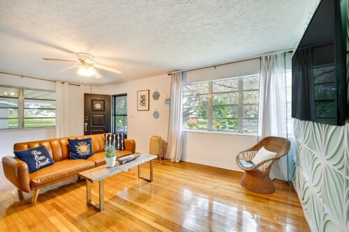 KING BED MASTER ROOM AND  ENTIRE HOME WITH TREE HOUSE CLOSE TO DISNEY WORLD