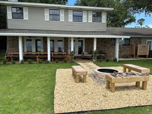 Outdoor dining - Private Bayfront Escape near Destin and 30a.  (Freeport)