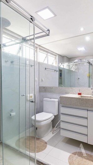 Comfort Apartment | Bathroom | Shower, towels, toilet paper