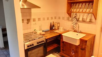 Fridge, oven, stovetop, coffee/tea maker