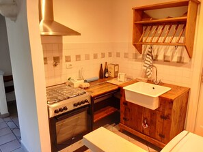 Réfrigérateur, four, plaque de cuisson, cafetière/bouilloire