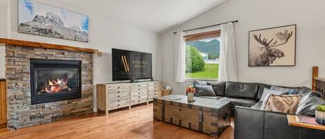 Una Smart TV, una chimenea, un futbolín, una oficina