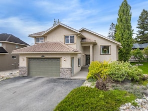 Exterior - Alpenglow Retreat | Fire Pit | Games Room | Pets (Fairmont Hot Springs)