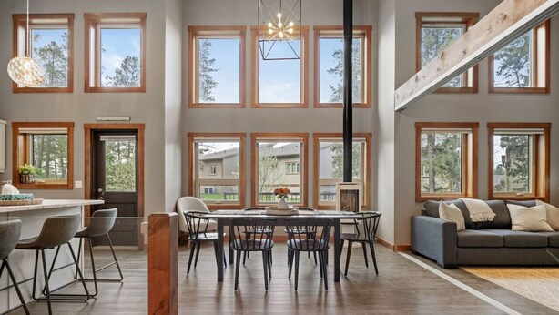 Un espacio habitable amplio con una mesa de comedor, sillas y un sofá.