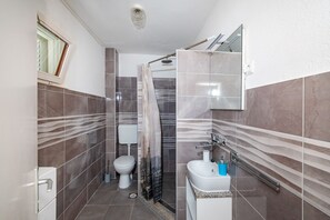Apartment, 2 Schlafzimmer, Balkon, Gartenblick | Badezimmer | Toilettenpapier