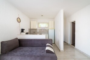 Apartment, 2 Bedrooms, Balcony, Garden View | Living area