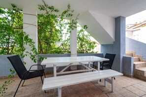 Apartment, 2 Bedrooms, Balcony, Garden View | Outdoor dining