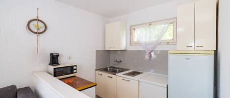Apartment, 2 Bedrooms, Balcony, Garden View | Private kitchen