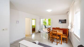 Apartment, 2 Bedrooms, Balcony, Garden View | Dining