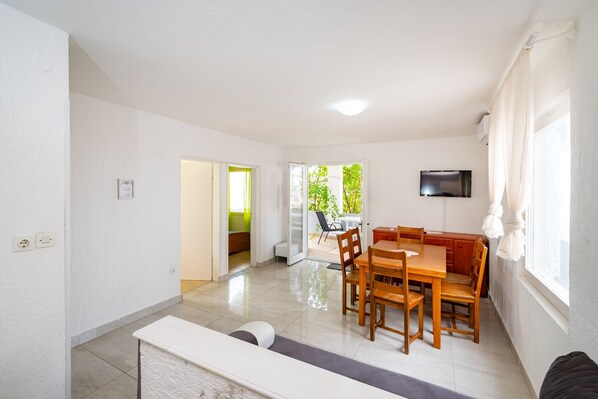 Appartamento, 2 camere da letto, balcone, vista giardino | Ristoranti