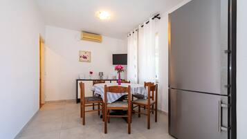 Apartment, 3 Bedrooms, Balcony, Garden View | Dining