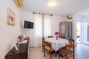 Apartment, 3 Bedrooms, Balcony, Garden View | Dining