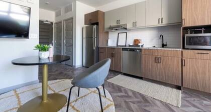 Studio near UIUC/Yugo Guest Suites C