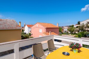 Apartment, 1 Schlafzimmer, Balkon, Gartenblick | Speisen im Freien