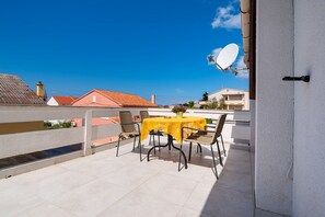 Apartment, 1 Schlafzimmer, Balkon, Gartenblick | Speisen im Freien