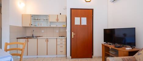 Apartment, 1 Bedroom, Balcony, Garden View | Living area