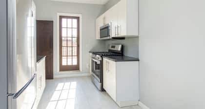 Private room, attached pvt bath. Couple's retreat in U. City. Penn. Free Park.