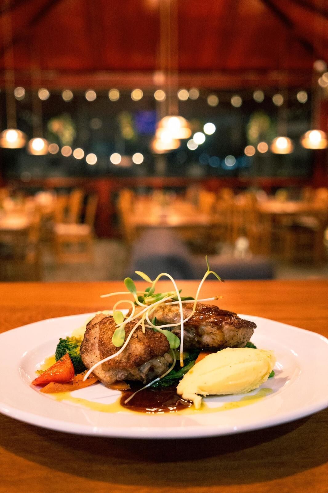 Une assiette de nourriture comprenant un steak, des légumes et de la purée de pommes de terre.