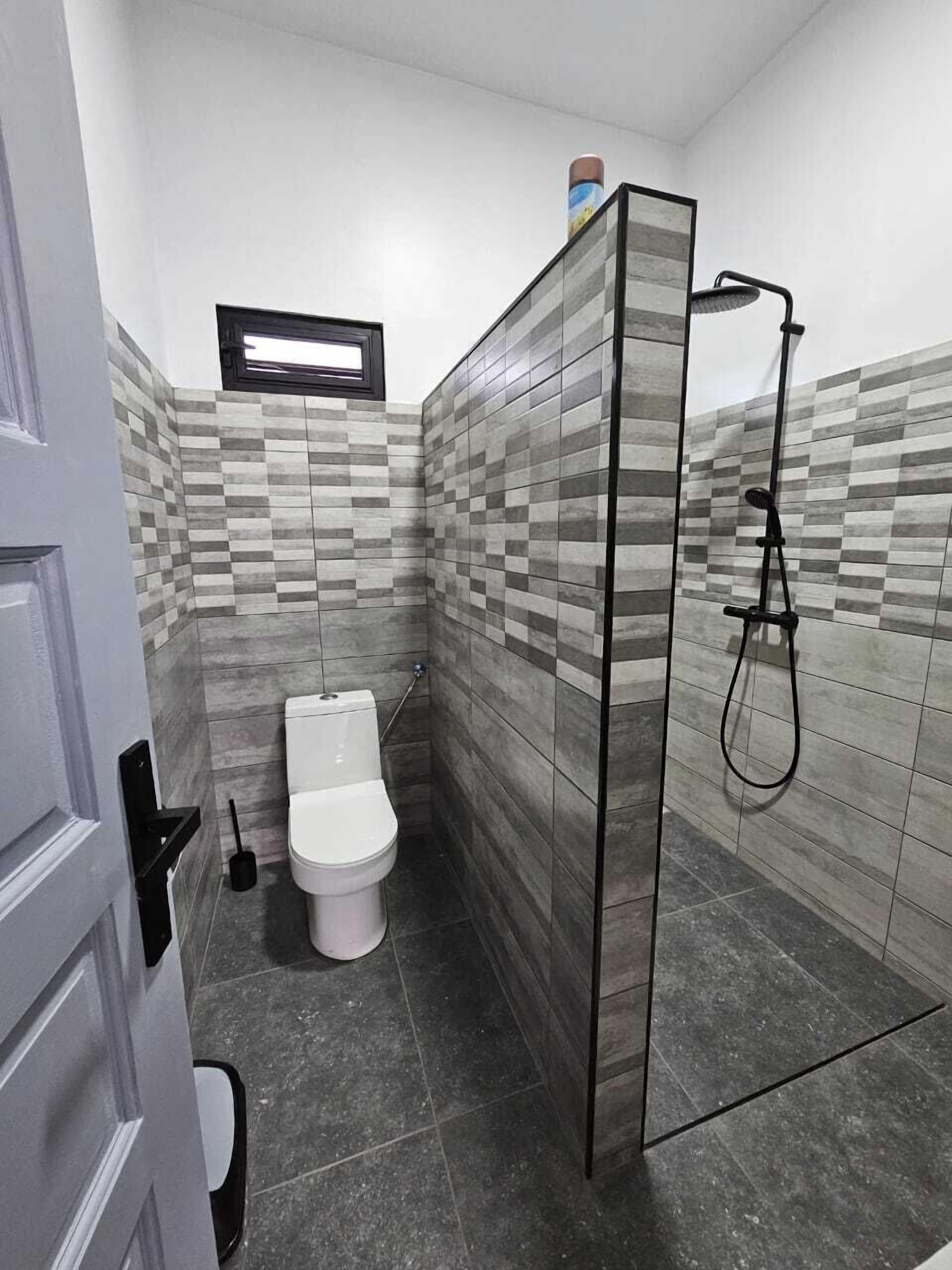 淋浴設備、淋浴花灑、吹風機、毛巾