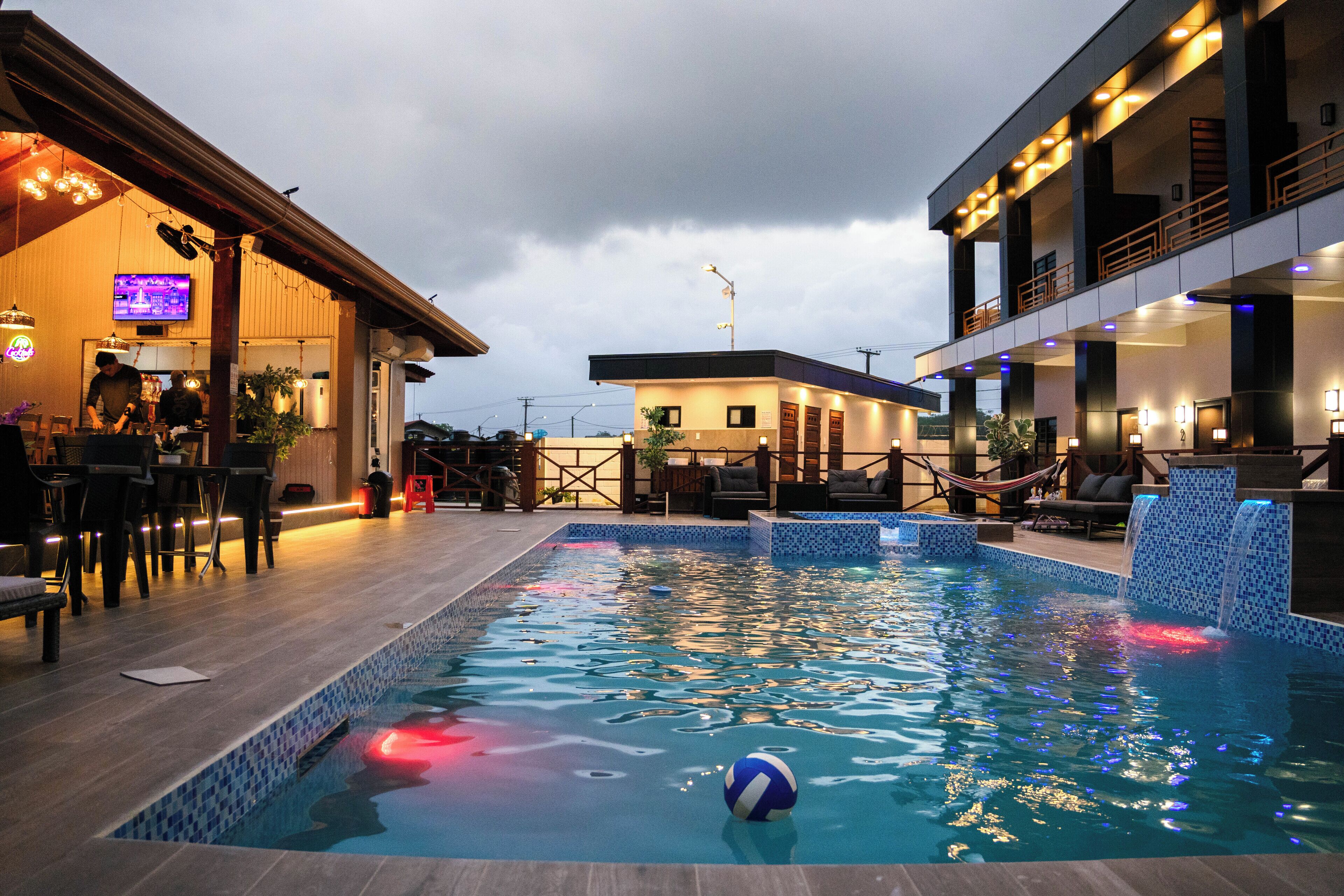 Utendørsbasseng, bassengtelt (mot betaling) og bassengparasoller