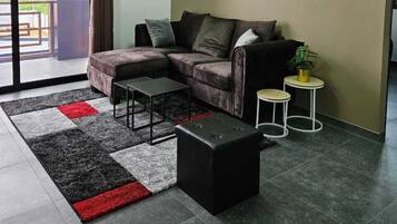 Apartamento luxo, vista para a piscina | Individualmente decorados, individualmente mobiliados, escrivaninha