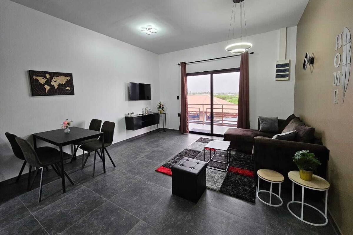 Ein modernes Wohnzimmer mit einer Couch, einem Couchtisch und einem Essbereich.