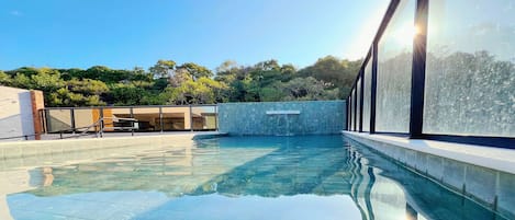 Una piscina al aire libre