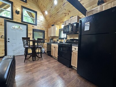 New Cozy Secluded Cabin with wi-fi