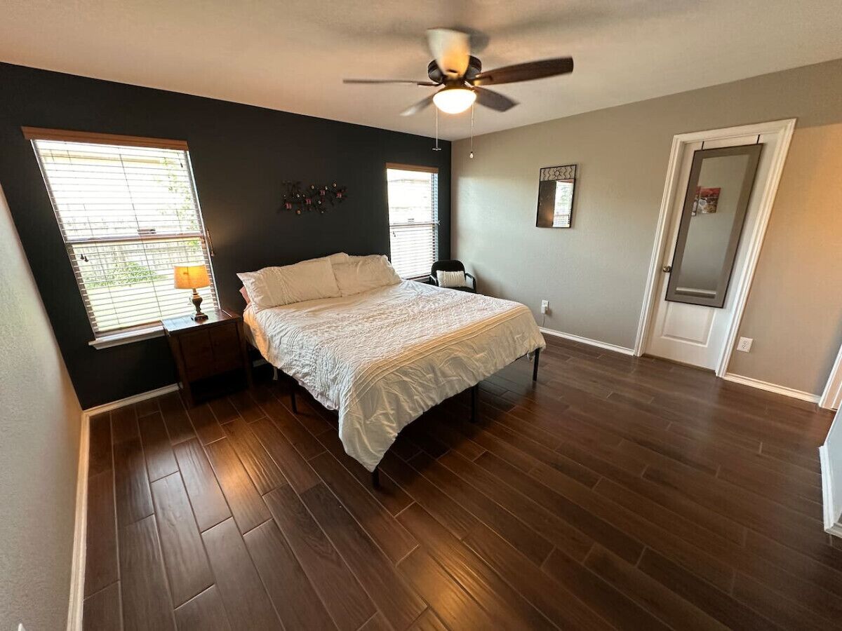 4 habitaciones, escritorio, tabla de planchar con plancha y wifi gratis 