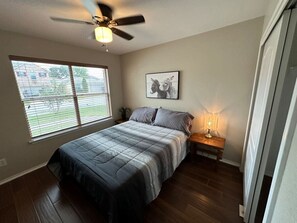 4 makuuhuonetta, työpöytä, silitysrauta/-lauta, ilmainen Wi-Fi