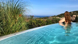 A pool with clear water, surrounded by greenery and overlooking a scenic view of the sea and hills. - HOUSE & PRIVATE SWIMMING POOL SEA VIEW very quiet (Porto-Vecchio)