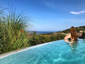 حمّام سباحة مُدفَّأ