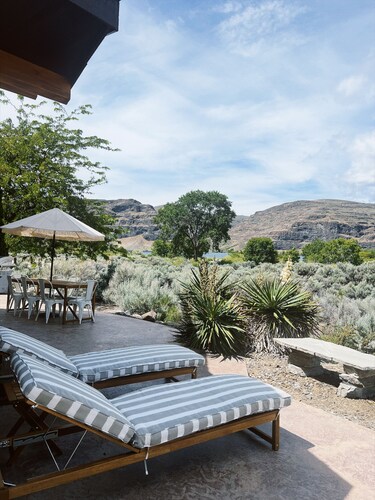 Waterfront retreat on the Columbia River, 10 minutes from The Gorge Amphitheater
