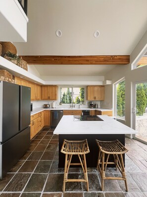 Fridge, microwave, oven, stovetop - Waterfront retreat on the Columbia River, 10 minutes from The Gorge Amphitheater (Quincy)