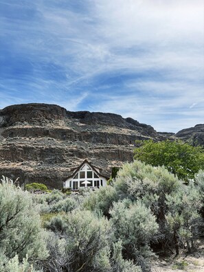 Exterior - Waterfront retreat on the Columbia River, 10 minutes from The Gorge Amphitheater (Quincy)