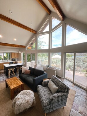 Smart TV - Waterfront retreat on the Columbia River, 10 minutes from The Gorge Amphitheater (Quincy)