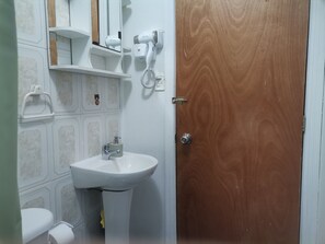 标准小屋, 山景 | 浴室 | 淋浴设施、大花洒淋浴喷头、吹风机、毛巾