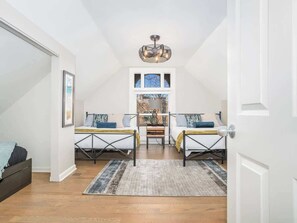 4 soveværelser, skrivebord, strygejern/strygebræt, weekendseng