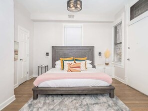 4 habitaciones, escritorio y tabla de planchar con plancha 