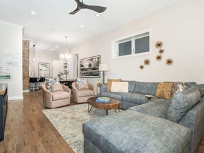 智能电视、壁炉、办公室