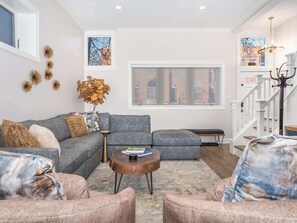 Smart TV, chimenea y oficina 