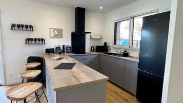 Een koelkast, een microgolfoven, een vaatwasser, een broodrooster