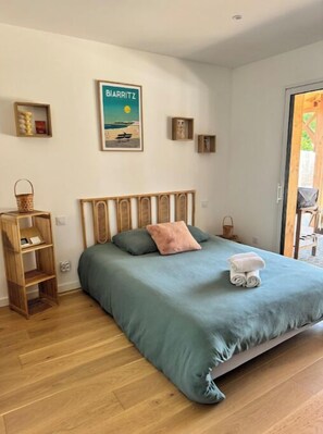 4 bedrooms, iron/ironing board, free WiFi, bed sheets