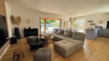 Televisie, een tafeltennistafel en boeken