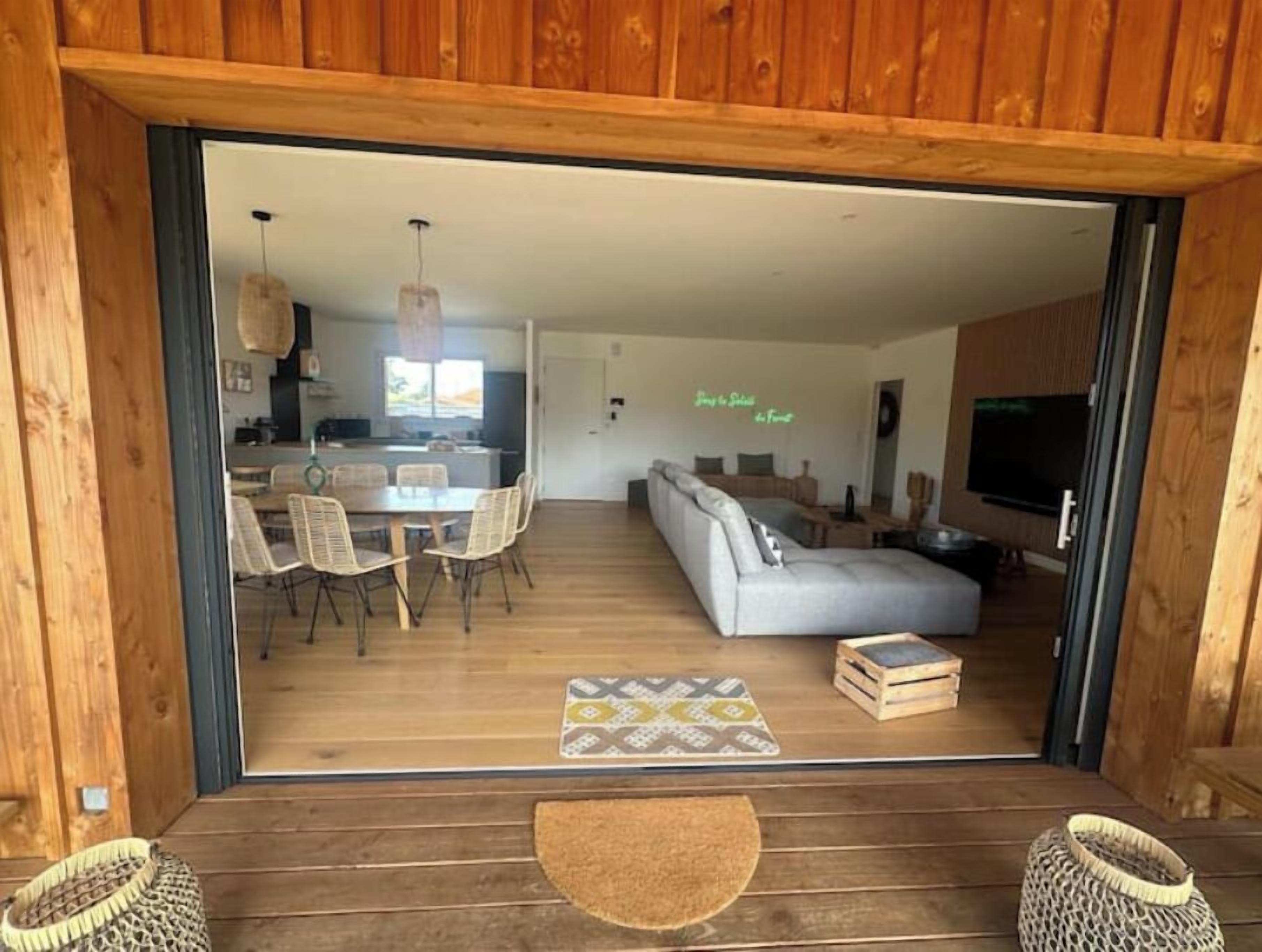 Televisie, een tafeltennistafel en boeken