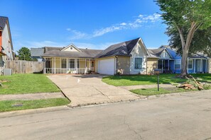 Exterior - 5 Mi to Sugar Land: Houston Area Home w/ Yard! (Stafford)