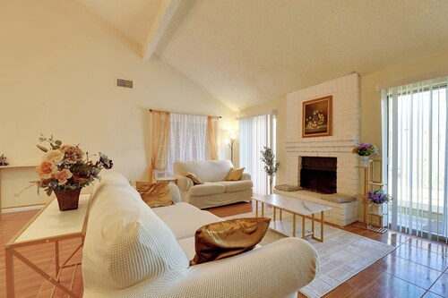5 Mi to Sugar Land: Houston Area Home w/ Yard!