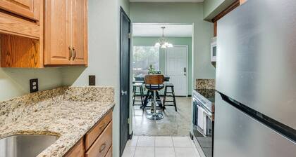 3 Mi to Dtwn Dallas: Walkable Couples Retreat