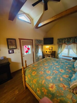 1 bedroom, WiFi - Blue Jay Cottage: Urban Treehouse #5 (Eureka Springs)