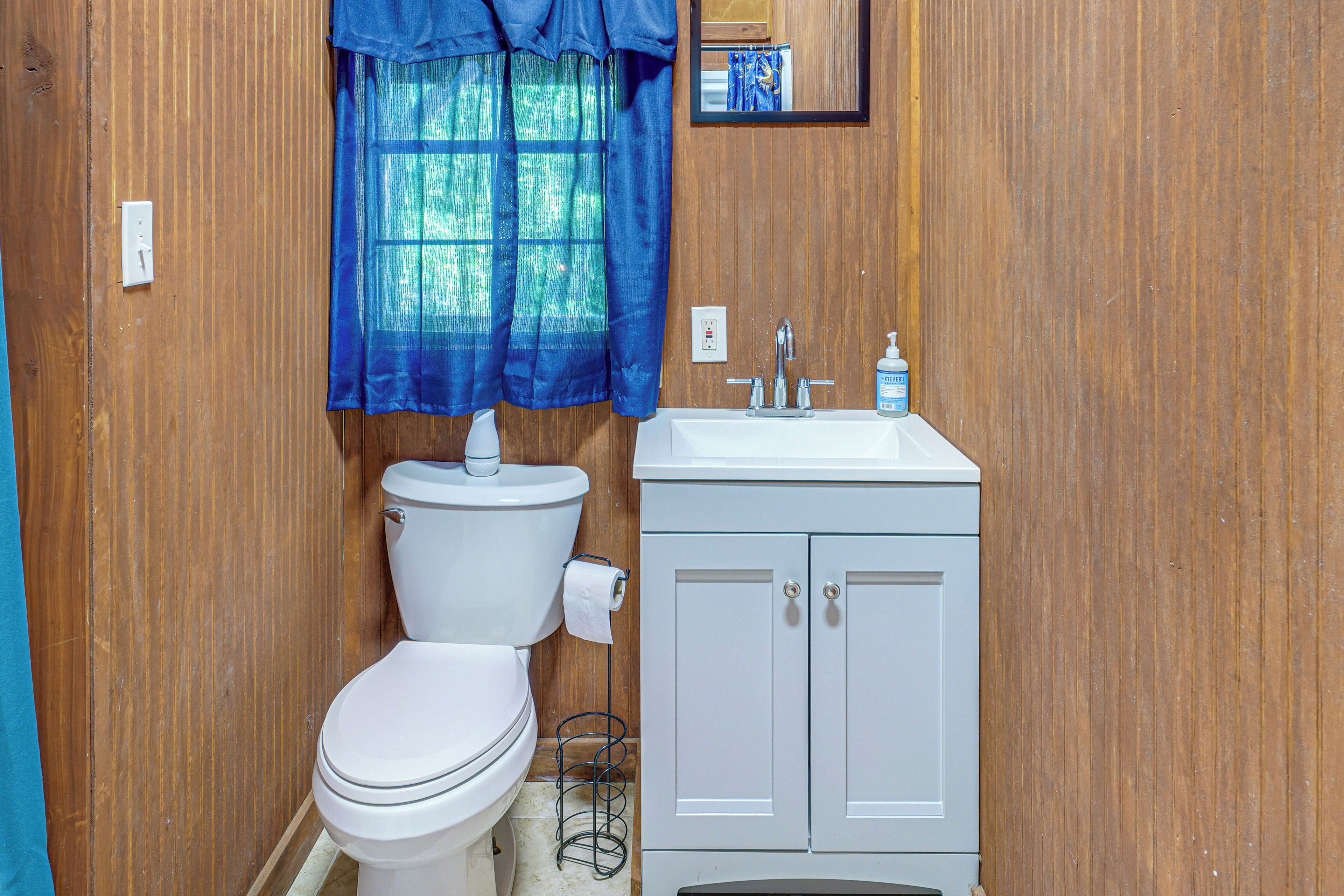 Ein Badezimmer mit Toilette, Waschbecken und Schrank.
